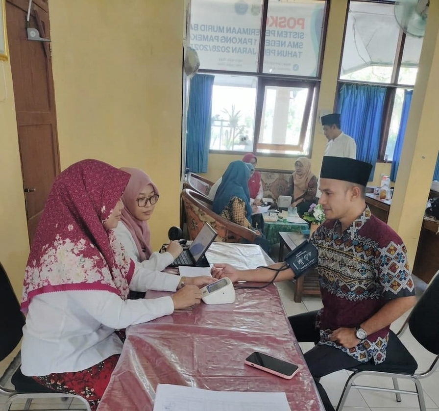 Guru Sehat, Murid Hebat! Tim Medis UPT Puskesmas Pakong Hadir Jaga Kebugaran Keluarga Besar SMA Negeri 1 Pakong Pamekasan